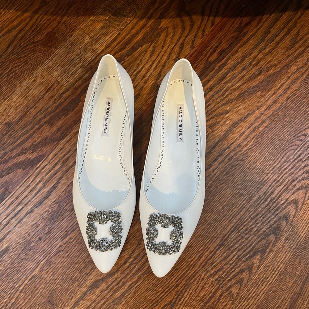 Manolo Blahnik Hangisi Flats 42 White